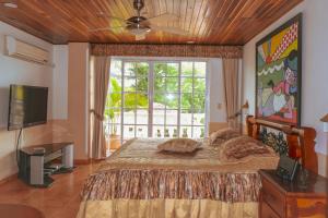 ラ・テバイダにあるTebaida villa pueblaのベッドルーム(大型ベッド1台、大きな窓付)