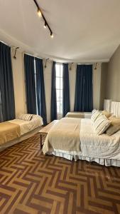 1 dormitorio con 2 camas y cortinas azules en Hostel New Time en Salta