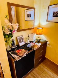 a desk with a lamp and a mirror at VINO DE MAYO in Caravaca de la Cruz