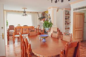 ラ・テバイダにあるTebaida villa pueblaのダイニングルーム(テーブル、椅子付)