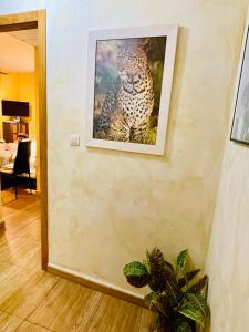 una foto de un leopardo colgando en una pared en VINO DE MAYO, en Caravaca de la Cruz