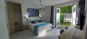 Postel nebo postele na pokoji v ubytování Villa Blue Garden B&B Vlaamse Ardennen nabij Pairi Daiza + 37 fotografií