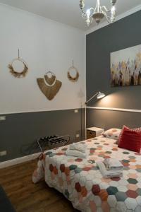 ローマにあるSan Pietro Roma Suiteのベッドルーム1室(カラフルな掛け布団付きのベッド1台付)