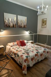 1 dormitorio con 1 cama y pinturas en la pared en San Pietro Roma Suite en Roma