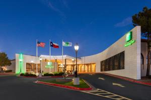 un hotel con banderas frente a un edificio en Holiday Inn El Paso West – Sunland Park, an IHG Hotel, en El Paso