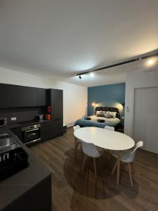 cocina y sala de estar con mesa y cama en Capital Heights Suite, Victoria en Victoria