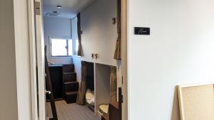Zimmer mit einer Tür, die zu einem Schrank führt in der Unterkunft MAHHO TERRACE MIYAKO in Miyako-jima