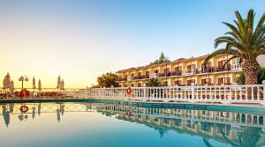 Bazén v ubytování Aeolos Hotel nebo v jeho okolí