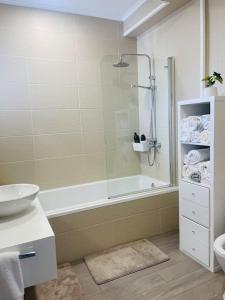 Un baño con ducha, bañera y lavabo. en Welcome Pico, en Madalena