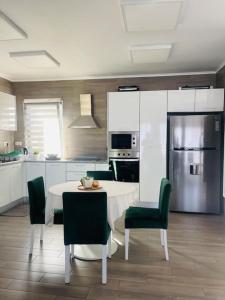 Una cocina con mesa y sillas y un refrigerador. en Welcome Pico, en Madalena 14 fotos más