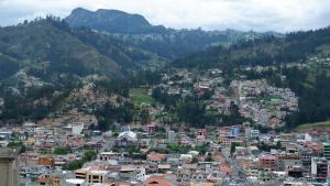 Blick auf eine Stadt mit Bergen im Hintergrund in der Unterkunft Edificio Carei in La Troncal