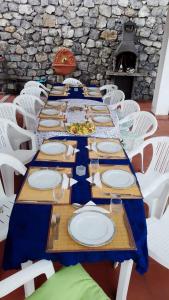 un lungo tavolo con piatti di cibo sopra di Villa Eminenza a Cersuta di Maratea