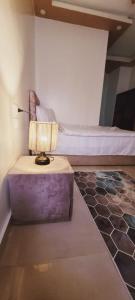 カイロにあるpyramids Alaaeldeinnのベッドルーム1室(ベッド1台、ランプ付きテーブル付)