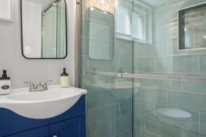 Bilik mandi di Xcape to a Tranquil 4 Bedroom Retreat
