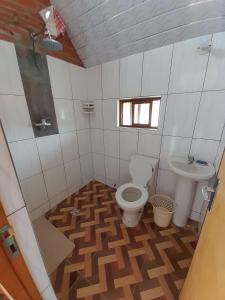a small bathroom with a toilet and a sink at Fonda Amboró in Samaipata