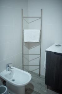 ein weißes Badezimmer mit Toilette und Waschbecken in der Unterkunft Vista do Baixio in Vila Franca do Campo