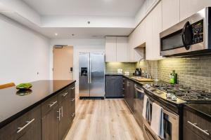 NEW 1BR Luxury Highrise