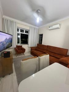 Uma área de estar em Apto confortável e completo em Copacabana- 2 quartos com split e wifi