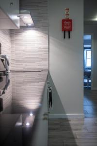 Zimmer mit einer Treppe und einer Wand mit Licht in der Unterkunft Vista do Tagarete in Vila Franca do Campo