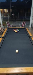 Una mesa de billar en Casa com piscina na lagoa de ibiraquera 10 min da Praiq do Rosa