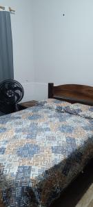 Una cama o camas en una habitación de Casa com piscina na lagoa de ibiraquera 10 min da Praiq do Rosa 8 fotos más