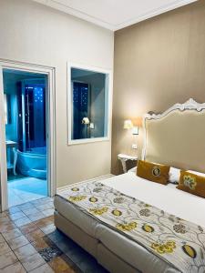 - une chambre avec un lit et une salle de bains pourvue d'une baignoire dans l'établissement MILUAR Relais - B&B - Vanvitelli, à Naples