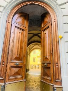 une arche avec une porte en bois dans un bâtiment dans l'établissement MILUAR Relais - B&B - Vanvitelli, à Naples