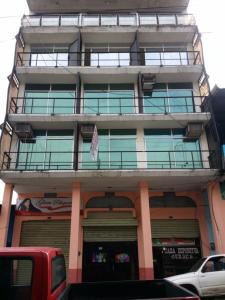 ein hohes Gebäude mit Balkon darüber in der Unterkunft Edificio Carei in La Troncal