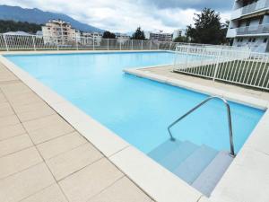 uma grande piscina azul no topo de um edifício em Résidence Montcalm D - Studio pour 3 Personnes 704 em Aix-les-Bains