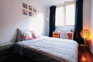 Schlafzimmer mit einem Bett, einem Schreibtisch und einem Fenster in der Unterkunft Lovely spacious nest in Ivry in Ivry-sur-Seine