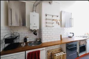 eine Küche mit einer Spüle und einer Theke in der Unterkunft Lovely spacious nest in Ivry in Ivry-sur-Seine