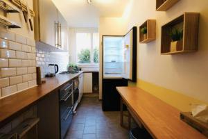 eine Küche mit einer Arbeitsplatte und einem Waschbecken in der Unterkunft Lovely spacious nest in Ivry in Ivry-sur-Seine