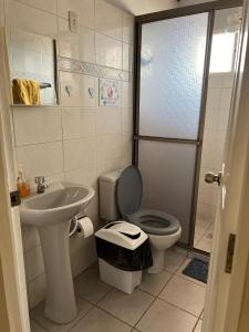 uma casa de banho com um WC, um lavatório e um chuveiro em Hermosa y cómoda casa en Cochabamba em Cochabamba