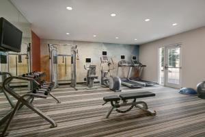 een fitnessruimte met diverse loopbanden en een televisie bij Candlewood Suites Deer Park, an IHG Hotel in Deer Park