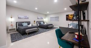 uma sala de estar com duas camas e um sofá em Modern Oasis with Pool and Stunning View TGH em Miami