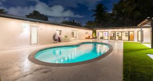 uma piscina no quintal de uma casa em Modern Oasis with Pool and Stunning View TGH em Miami