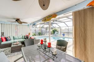sala de estar con mesa y piscina en Port Charlotte Paradise with Private Outdoor Oasis!, en Port Charlotte