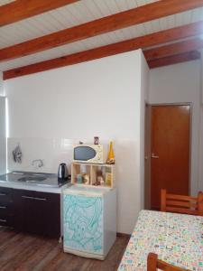 uma pequena cozinha com um lavatório e um fogão em Lo de Cacho em Junín