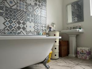 伊爾福德的住宿－Ilford Hidden Gem，浴室配有白色浴缸和水槽