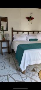 1 dormitorio con 1 cama con manta verde y blanca en Suga Mill Farm 