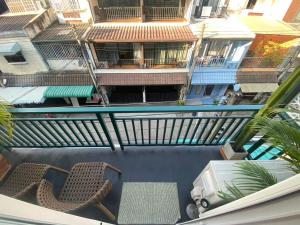 an overhead view of a balcony with chairs and a table at Lemon Guesthouse in Chiang Mai