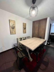 una sala da pranzo con tavolo e sedie in legno di Oasis 101 a El Gallinero
