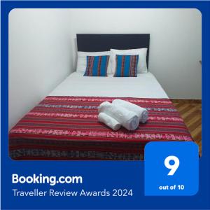 Una habitación de hotel con una cama con toallas. en Chakana Family Home 2 Lima Airport, en Lima