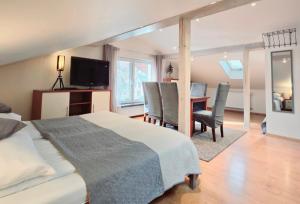1 dormitorio con 1 cama, mesa y sillas en Pokoje Bardzo Gościnne, en Karpacz