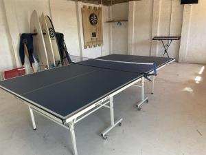 Back Beach Oasis内部或周边的乒乓球设施