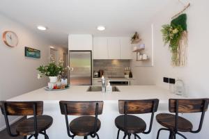 Η κουζίνα ή μικρή κουζίνα στο Hillside Villa 1- Walk To Town- AC- Free Parking