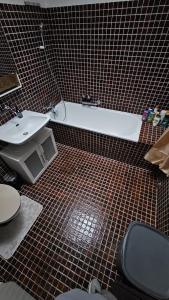 La salle de bains est pourvue de toilettes, d'un lavabo et d'une baignoire. dans l'établissement Vintage Apartment NEU, à Unterentfelden