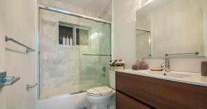 Fotografie z fotogalerie ubytování Striking Urban Villa Backyard BBQ Fire Pit Pool v Miami