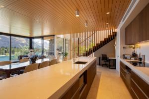 eine Küche und ein Esszimmer mit Bergblick in der Unterkunft Lakehouse 1- Free Parking- Walk To Town- Air Con in Queenstown