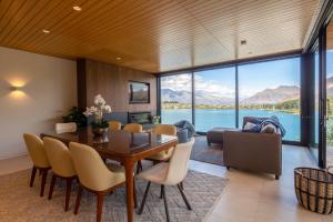 ein Speisesaal mit Blick auf einen See und die Berge in der Unterkunft Lakehouse 1- Free Parking- Walk To Town- Air Con in Queenstown